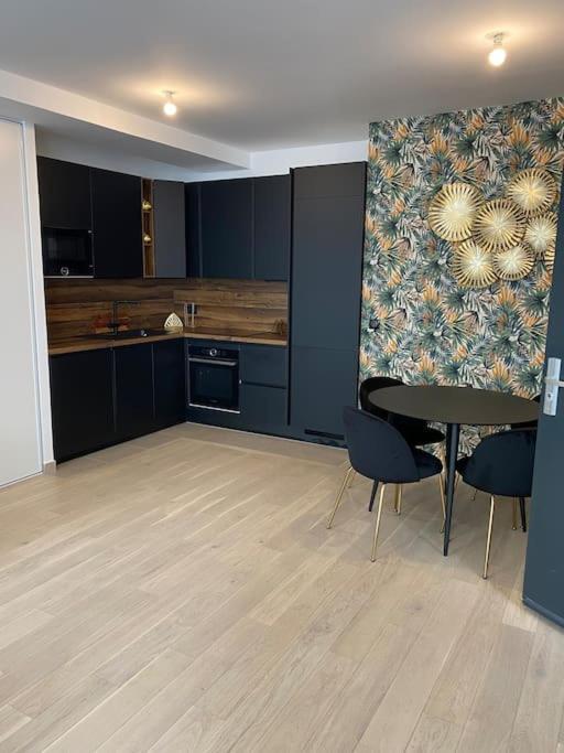 Brand New 1 Bedroom Flat With Parking- 5 Min Paris Pte De Versailles イシー＝レ＝ムリノー エクステリア 写真